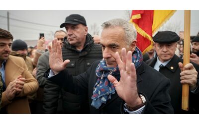 Romania, il candidato Georgescu al seggio per protesta contro l’annullamento delle elezioni: “Qui non c’è più nulla di costituzionale”