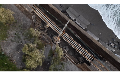 Rotaie sospese nel vuoto tra Messina e Catania cos il ciclone Harry ha distrutto la linea ferroviaria Le impressionanti immagini dall alto