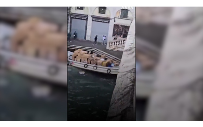 Ruba una barca piena di pacchi e si schianta contro il ponte di Rialto incidente da film a Venezia