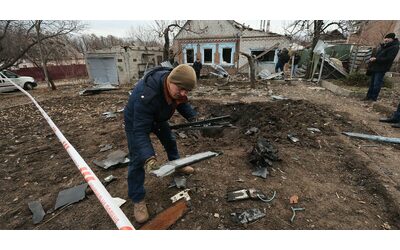 Russia lascia l’Ucraina al freddo: attacchi alle infrastrutture elettriche, numerosi blackout. Media: “Usa invitano Kiev ad arruolare 18enni”