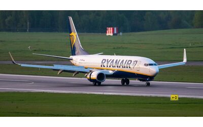 Ryanair, addio alla carta d’imbarco cartacea: “Dal 12 novembre si vola solo con quella elettronica, non potrete più stamparla”