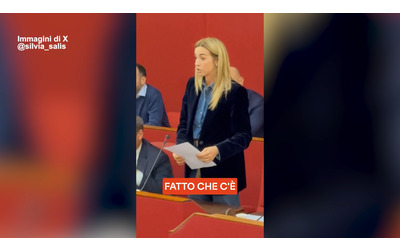 Salis legge gli insulti sessisti che riceve sui social in Aula: “Educazione sessuale e affettiva necessaria” – Video