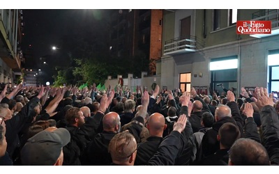 Saluto romano per Ramelli a Milano, dal palazzo vicino risuona Bella ciao: i manifestanti rispondono con insulti