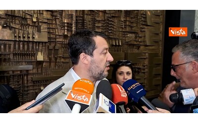 Salvini “difende” la lotta al tappo delle bottiglie “che si incastra nel naso”: “È per l’ambiente? Punti di vista, l’Europa si occupasse di cose serie”