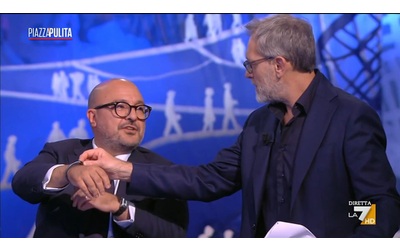 Sangiuliano mostra a Formigli il braccialetto con scritto “siete dei poveri comunisti”: è un omaggio a Berlusconi