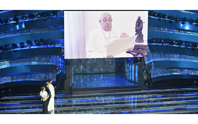 Sanremo 2025 – Bel colpo di Carlo Conti col Papa. Meno con la sorpresa fuori dall’Ariston