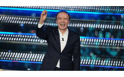 Sanremo 2025, Benigni show: “Carlo, hai paralizzato l’Italia, dovresti fare il ministro dei trasporti. Ho detto ‘Bella Ciao’, è successo un casino”