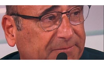 Sanremo 2025, Carlo Conti piange ricordando la madre: “Mio padre è morto quando avevo 18 mesi. Lei donna fortissima”. Alessandro Cattelan: “Tutti cadono dalle scale? È come Squid Game!”