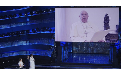 Sanremo 2025, Carlo Conti sul video di Papa Francesco è tranchant: “Arrivato il primo febbraio. Dicono sia di maggio? Siamo alla fantascienza”