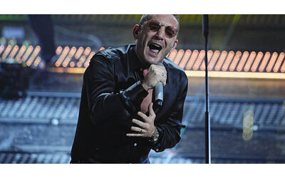 Sanremo 2025, Kekko dei Modà urla “Samuele” sul palco dell’Arsiton e i social si scatenano: “Ma chi è?”
