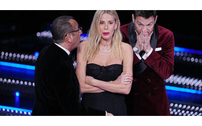 Sanremo 2025, le pagelle televisive della finale | Sul palco la “sosia” della Marcuzzi: Alessia, che hai combinato? Occasione mancata per Cattelan, il contorno è di troppo