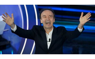 Sanremo 2025, Roberto Benigni torna sul palco dell’Ariston: tra Dante e la Costituzione, una “strizzatina” alle parti basse di Carlo Conti