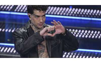 Sanremo 2025, Tony Effe: “L’esposto del Codacons per la mia collana? Ne prendo atto e parleranno gli avvocati. Ma ho già spiegato quello che è accaduto”
