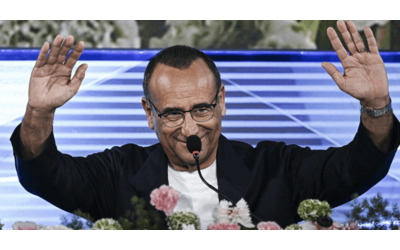 Sanremo 2026 Carlo Conti Ho chiesto e voluto io che si facesse il passaggio di consegne con De Martino Mi sembrava rispettoso anche per l azienda