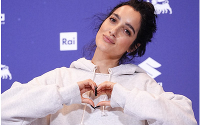 Sanremo 2026 Levante Il bacio con Gaia La regia non la sapeva non l avevo fatta in prova e nessuno sapeva niente Strano per che un bacio crei ancora polemiche