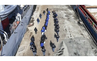 Saranno riportati in Italia 5 dei 49 migranti arrivati in Albania sul pattugliatore Cassiopea: “Sono 4 minori e un adulto vulnerabile”