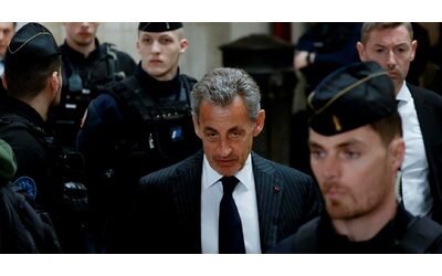Sarkozy in cella mangia solo yogurt Ha paura gli sputino nel piatto