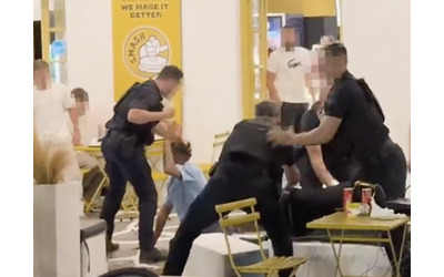 Scatta la rissa tra due gruppi di italiani a Mykonos e volano pugni e schiaffi, la polizia interviene – IL VIDEO