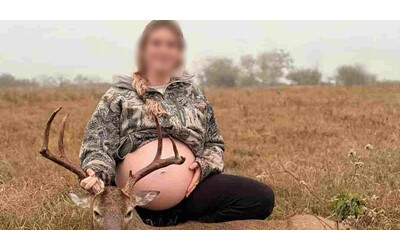 Scatta una foto incinta accanto a un cervo, poi con la figlia tra le prede: polemica per le immagini choc della cacciatrice