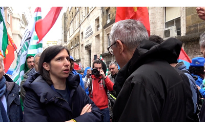 Schlein al corteo dei metalmeccanici: “Senza di loro non c’è industria”. Contestazioni dai lavoratori Fim-Cisl