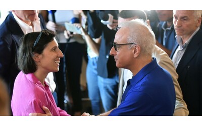 Schlein e il Pd blindano anche l’indagato Ricci: “Ha detto di essere estraneo, resta il nostro candidato”
