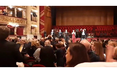 Sciopero alla Scala, all’ultimo secondo salta il concerto dedicato a Puccini. E alla delusione in sala i solisti rispondono così – Video