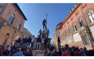 Sciopero generale, a Bologna migliaia di persone nelle strade del centro: sventola la bandiera palestinese sulla fontana del Nettuno