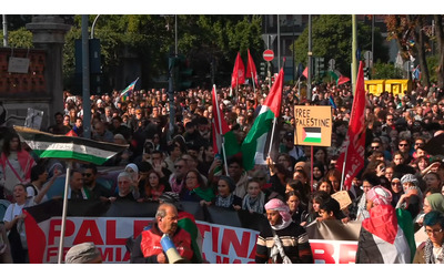 Sciopero generale, a Milano il corteo per Gaza si dispiega per chilometri tra le strade della città – Video