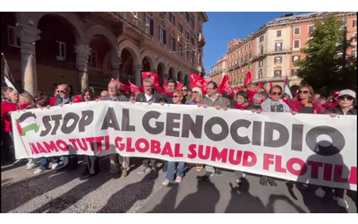 Sciopero generale, la partenza del corteo da Roma. Landini in testa con la scritta “stop al genocidio, siamo tutti Flotilla” – Video