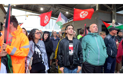 Sciopero generale per Gaza, bloccato il porto di Livorno: cori con Bella Ciao e bandiere della Palestina – Video