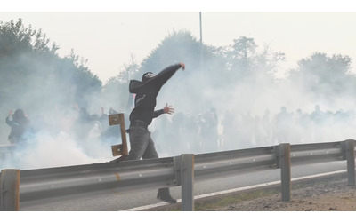 Sciopero generale, tensione sulla tangenziale est di Milano: manifestanti lanciano bottiglie e petardi contro le forze dell’ordine – Video