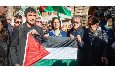 Sciopero, lo scontro tra governo e opposizioni. Conte ai manifestanti: “Non cadete nella trappola di Meloni”