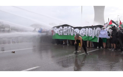 Sciopero per Gaza, a Venezia la polizia usa gli idranti per bloccare i manifestanti all’ingresso del porto
