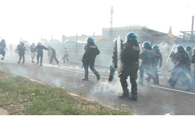 Sciopero per Gaza, cariche della polizia e lanci di lacrimogeni a Bologna: otto manifestanti fermati