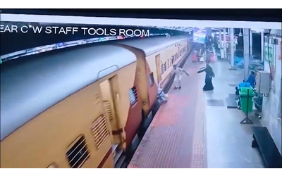 Scivola tentando di salire su un treno movimento: attimi di terrore per una passeggera – Video