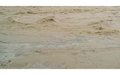Scommette pochi euro con gli amici e si tuffa nel fiume in piena: “Gli avevano detto che lo avrebbero seguito in acqua invece sono fuggiti”. Disperso un 21enne