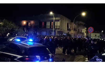 Scomparsa Tatiana Tramacere, folla inferocita sotto casa di Dragos-Ioan Ghermescu prima del ritrovamento della 27enne – Video