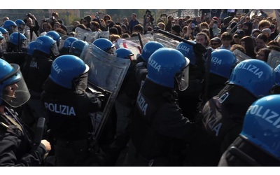 Scontri tra polizia e manifestanti al No Meloni Day a Bologna il corteo tenta di arrivare in Fiera Video