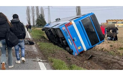 Scontro tra auto e bus carico di studenti a Ferrara: un morto e almeno 7 feriti