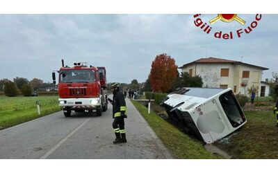 Scontro tra un’auto e un bus di studenti nel Trevigiano: morto l’automobilista, contusi alcuni giovani