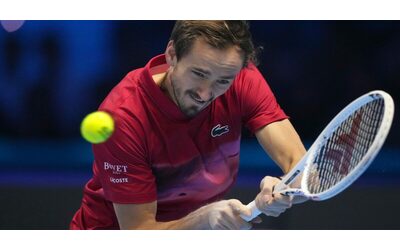 Scoppia il caso palline nel tennis dopo le parole di Zverev alle Atp Finals. Lo specialista: “Serve un monitoraggio degli infortuni”