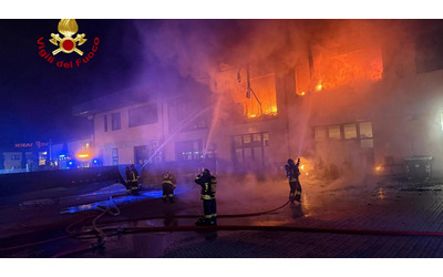 Scoppia un incendio nell’atelier di abiti da sposa: fiamme alte e una colonna di fumo nero, indagini in corso sulle cause del rogo