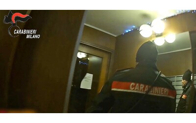 Scopre i ladri mentre è in vacanza e guida a distanza i Carabinieri: le telecamere riprendono anche l’arresto