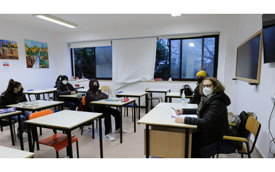 Scuola centinaia di studenti al freddo come ogni anno ma la politica li ignora E il governo non vuole saperne Colpa degli enti locali