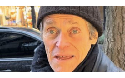 “Scusi signore, che lavoro fa?”: il tiktoker incontra il famoso attore di Hollywood ma non lo riconosce. La reazione di Willem Dafoe