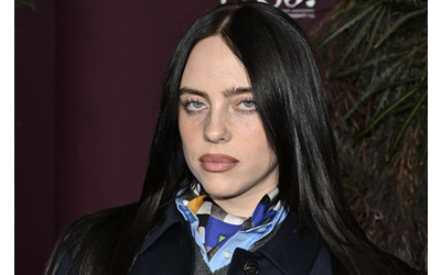 “Se sei un miliardario perché non fai del bene e doni i tuoi soldi?”: Billie Eilish attacca e dà l’esempio donando 11.5 milioni di dollari in beneficenza