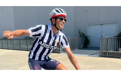 Sembra Platini ma è Landa. Il ciclista smarrisce la valigia prima della Vuelta e si allena con una maglia della Juventus