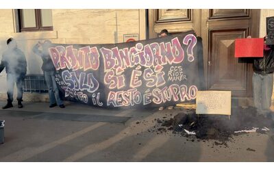 Senza consenso stupro le attiviste di Non una di Meno scaricano letame di fronte all ufficio della senatrice Bongiorno