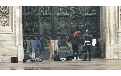 Senzatetto stende il bucato davanti all’ingresso del Duomo di Milano: fermato e multato dai vigili urbani