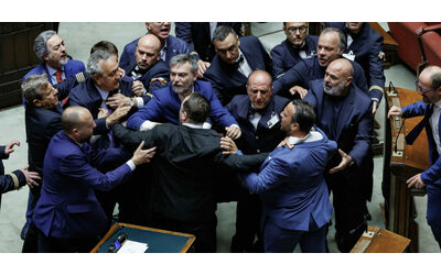 Separazione carriere, c’è il terzo via libera: ok della Camera con 243 sì. I ministri applaudono in Aula, bagarre dopo il voto